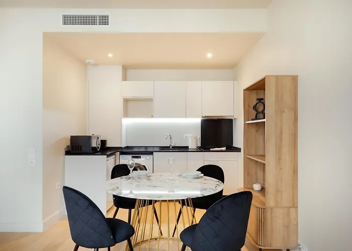 Place De Gaulle - Welkeys Διαμέρισμα *